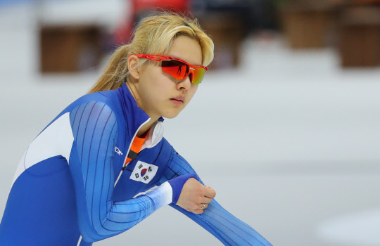 [올림픽] 매스스타트 훈련 나선 김보름   스피드스케이팅 여자 매스스타트 대표팀의 김보름이 22일 오전 강원 강릉 스피드스케이팅경기장에서 훈련을 시작하고 있다. 스피드스케이팅 종목 가운데 하나인 매스스타트는 이번 평창올림픽에서 처음으로 정식 종목으로 채택됐다. 2018.2.22